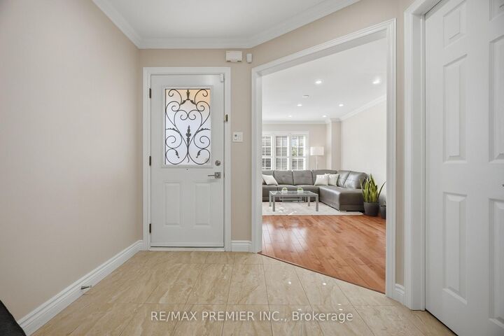 Property Photo:  102 Pinedale Gate 66  ON L4L 8X3 
