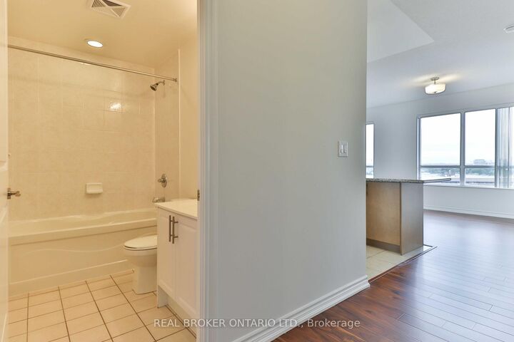 Property Photo:  135 Wynford Drive 1505  ON M3C 0J4 
