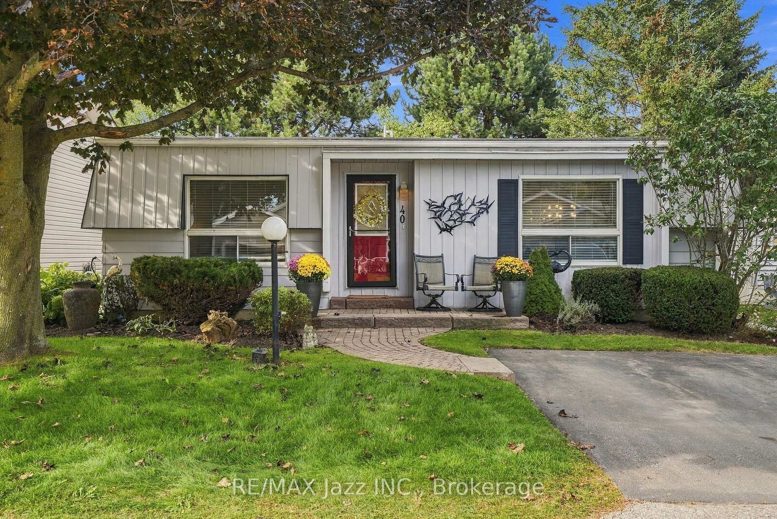Property Photo:  40 Wilmot Trail  ON L1B 1B8 