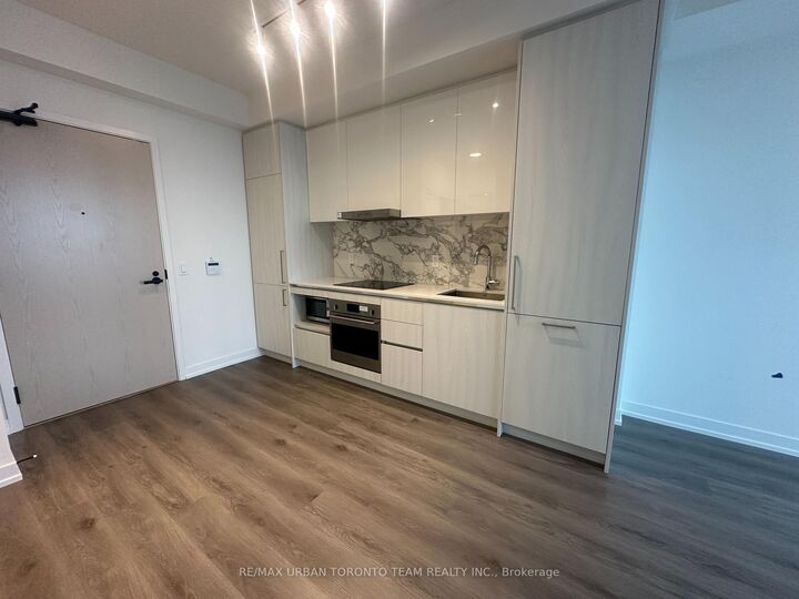 Property Photo:  225 Commerce St Street 6211  ON L4K 0P9 