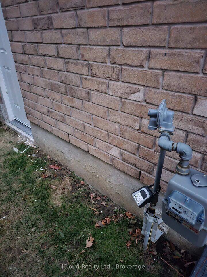 Property Photo:  95 Northglen Boulevard Bsmt  ON L1C 3K2 