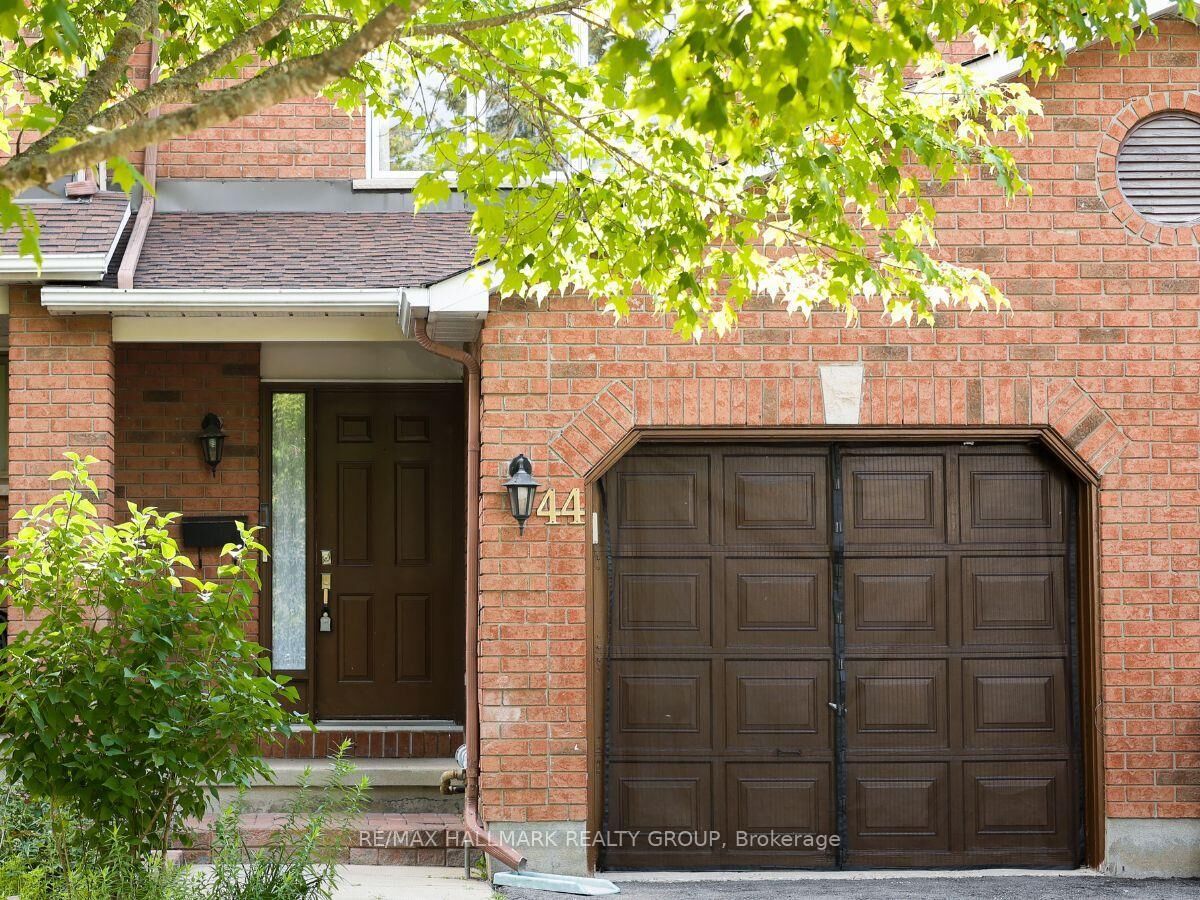 Property Photo: 44 Winnegreen Court ON K1G 5S2