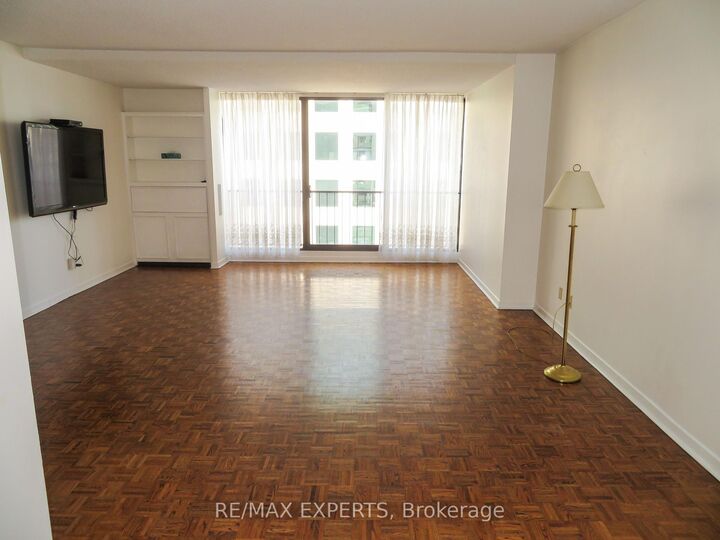Property Photo:  33 Harbour Square 2233  ON M5J 2G2 