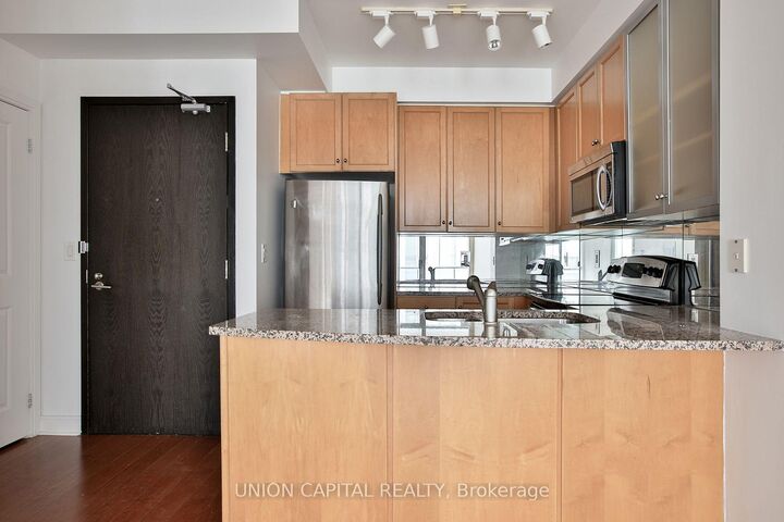 Property Photo:  18 Yorkville Avenue 1004  ON M4W 3Y8 