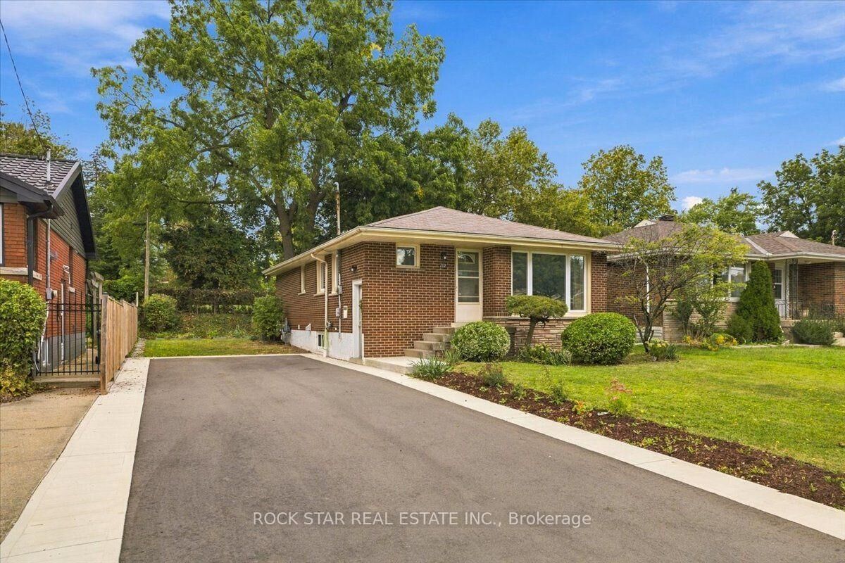 Property Photo:  212 West 33rd Street  ON L9C 5J5 