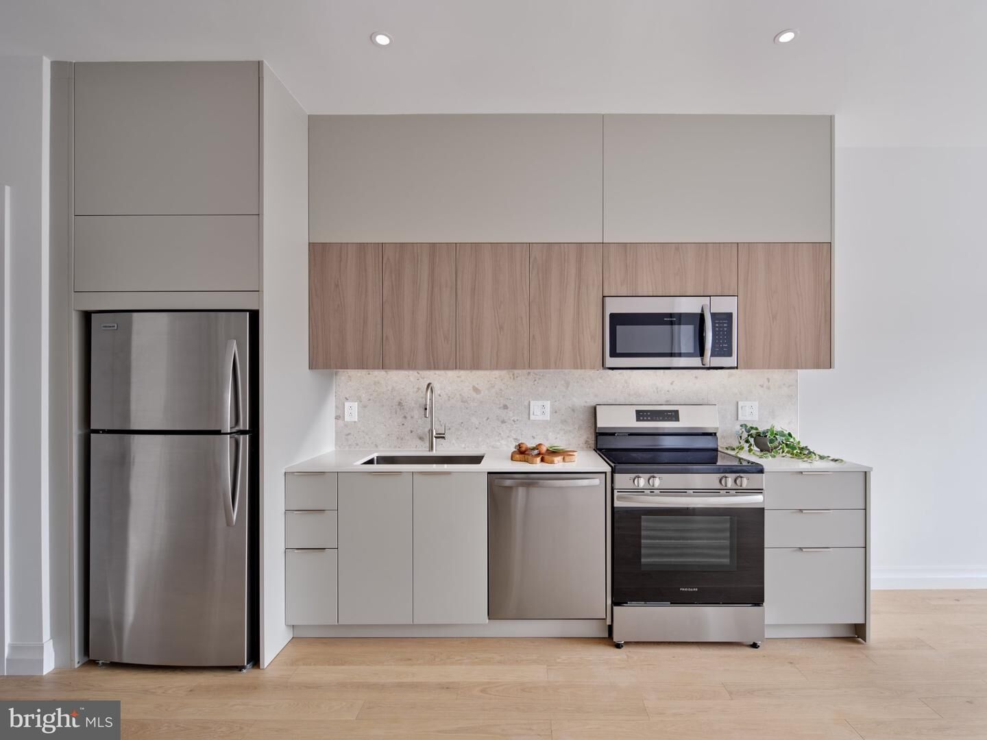 Property Photo:  815 - 17 N Poplar Street 00 1 Br R  PA 19123 