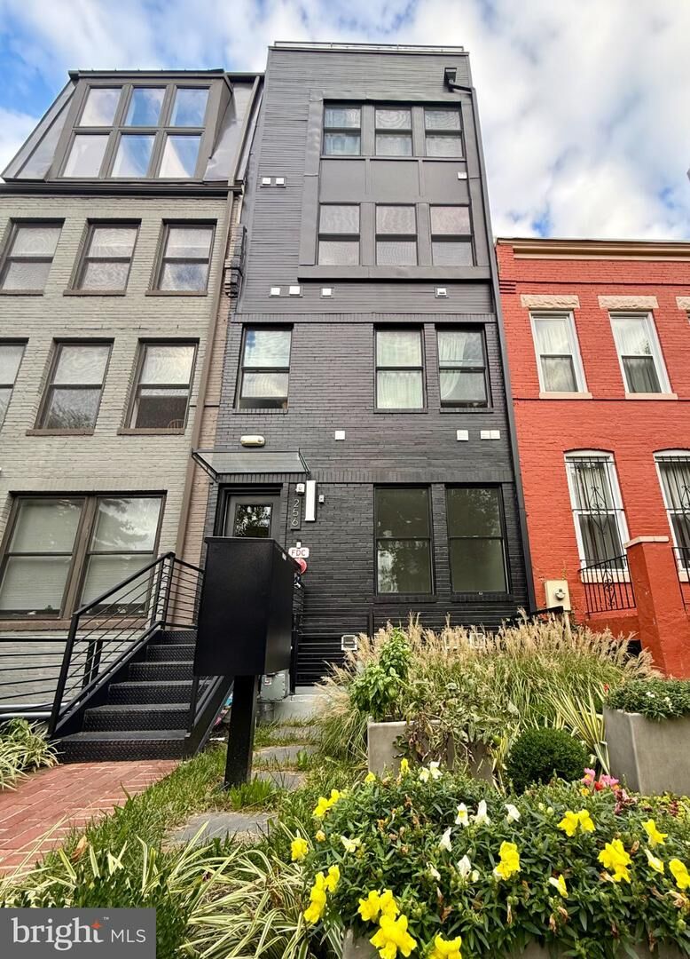 Property Photo:  256 SE 15th Street SE 1  DC 20003 