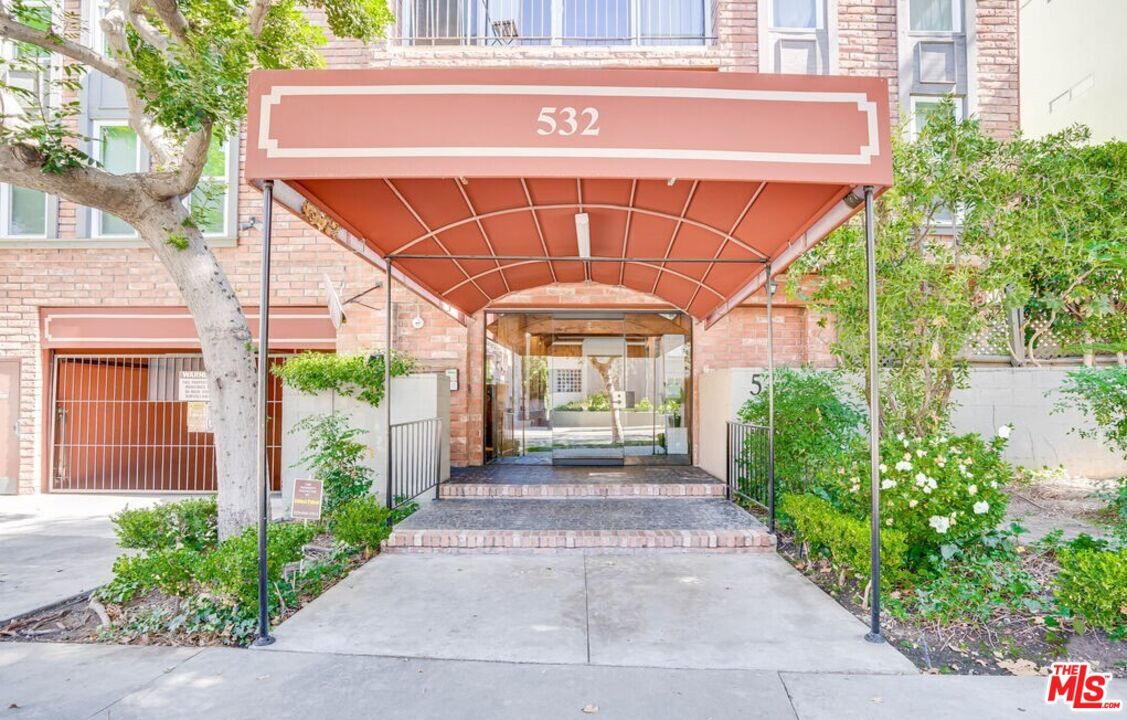 Property Photo: 532 N Rossmore Ave, Unit 306 CA 90004