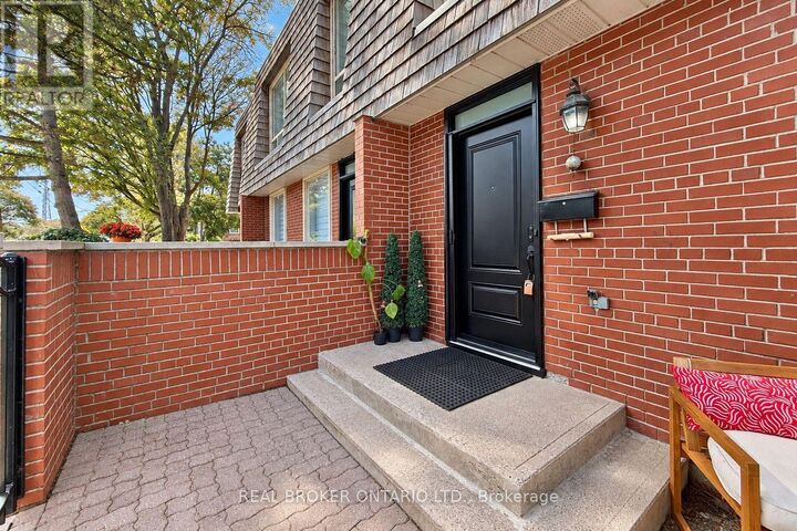 Property Photo: 69 Upper Canada Drive 3 ON M2P 2A2
