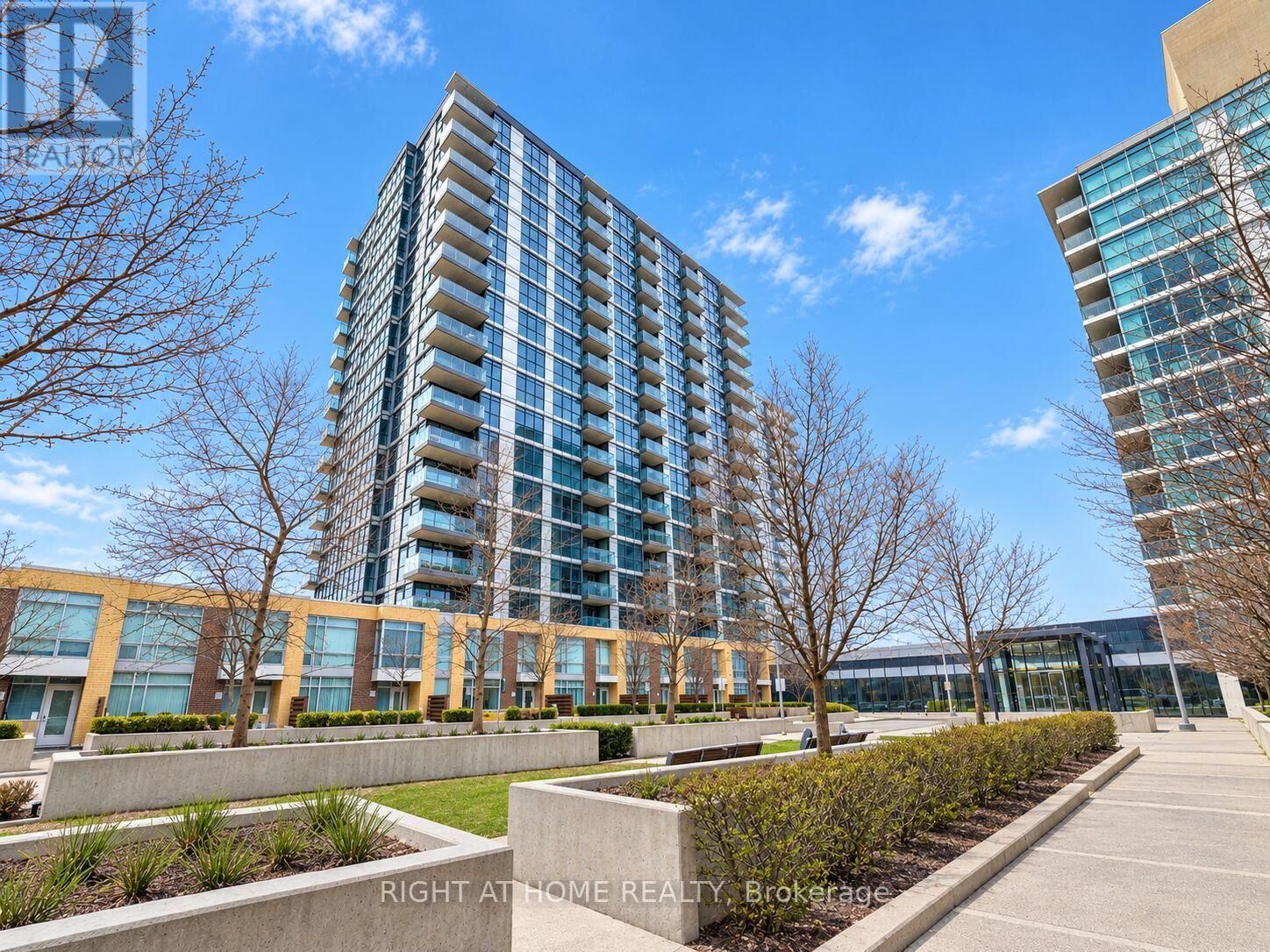 Property Photo:  19 Singer Court 1701B  ON M2K 0B2 