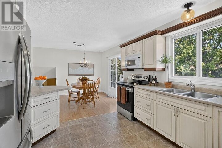 Property Photo:  58 Edgecliff Crescent  ON P3L 1H8 
