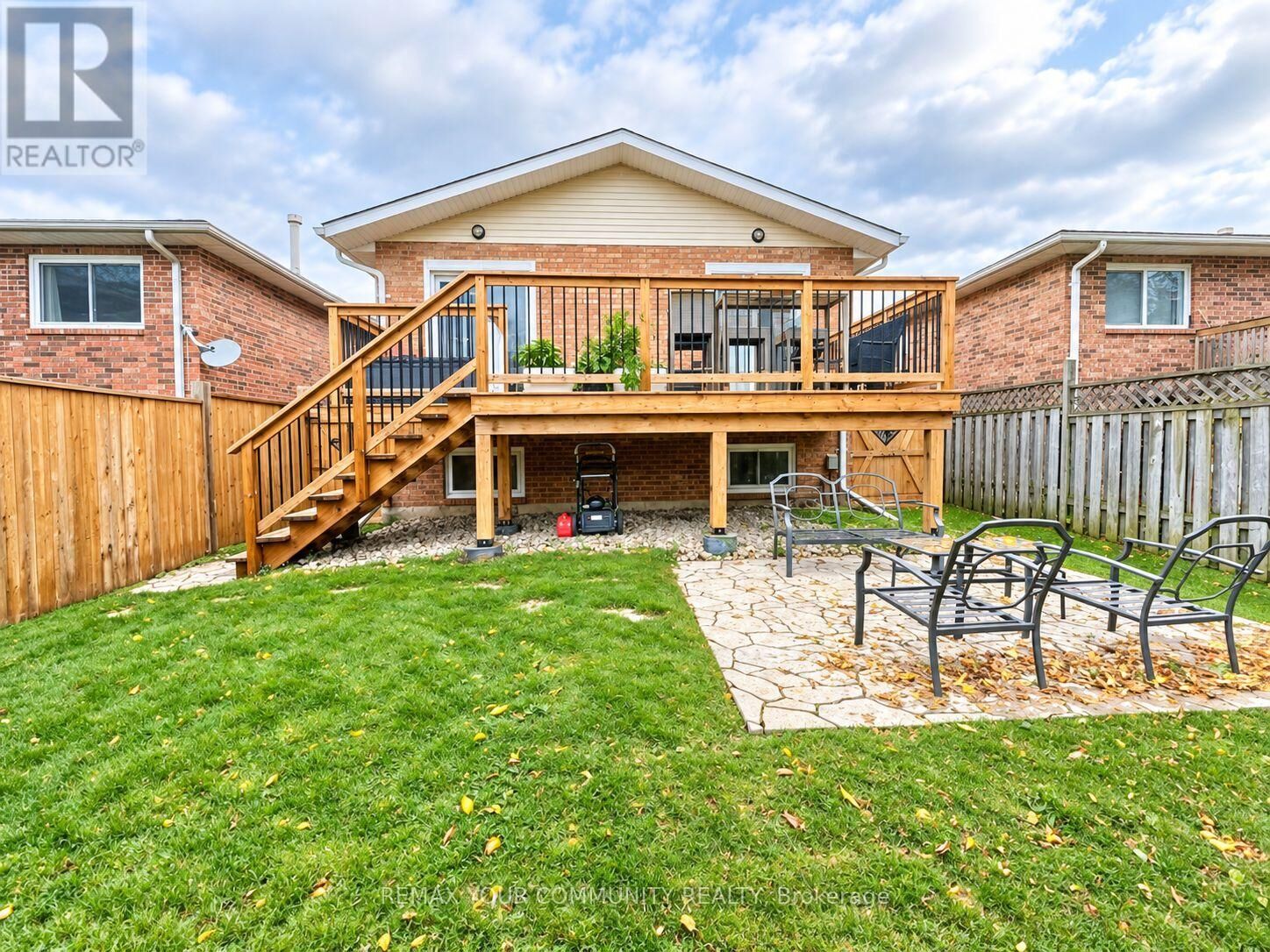 Property Photo:  14 Newlands Avenue Upper  ON L4P 3T3 