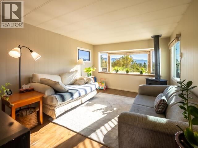 Property Photo:  37-200 Lobird Road  YT Y1A 5V3 