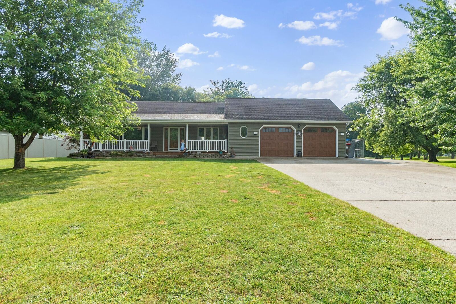 Property Photo:  901 Geneva Drive  MN 56308 