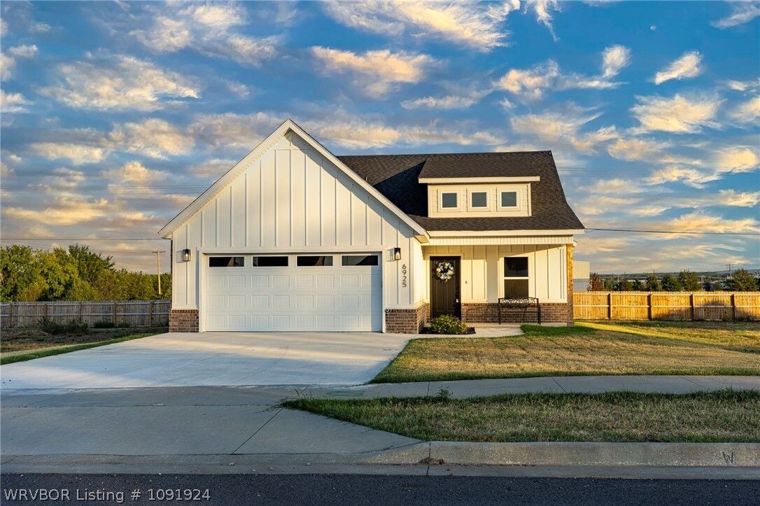 Property Photo:  6925 Spruce Street  AR 72916 
