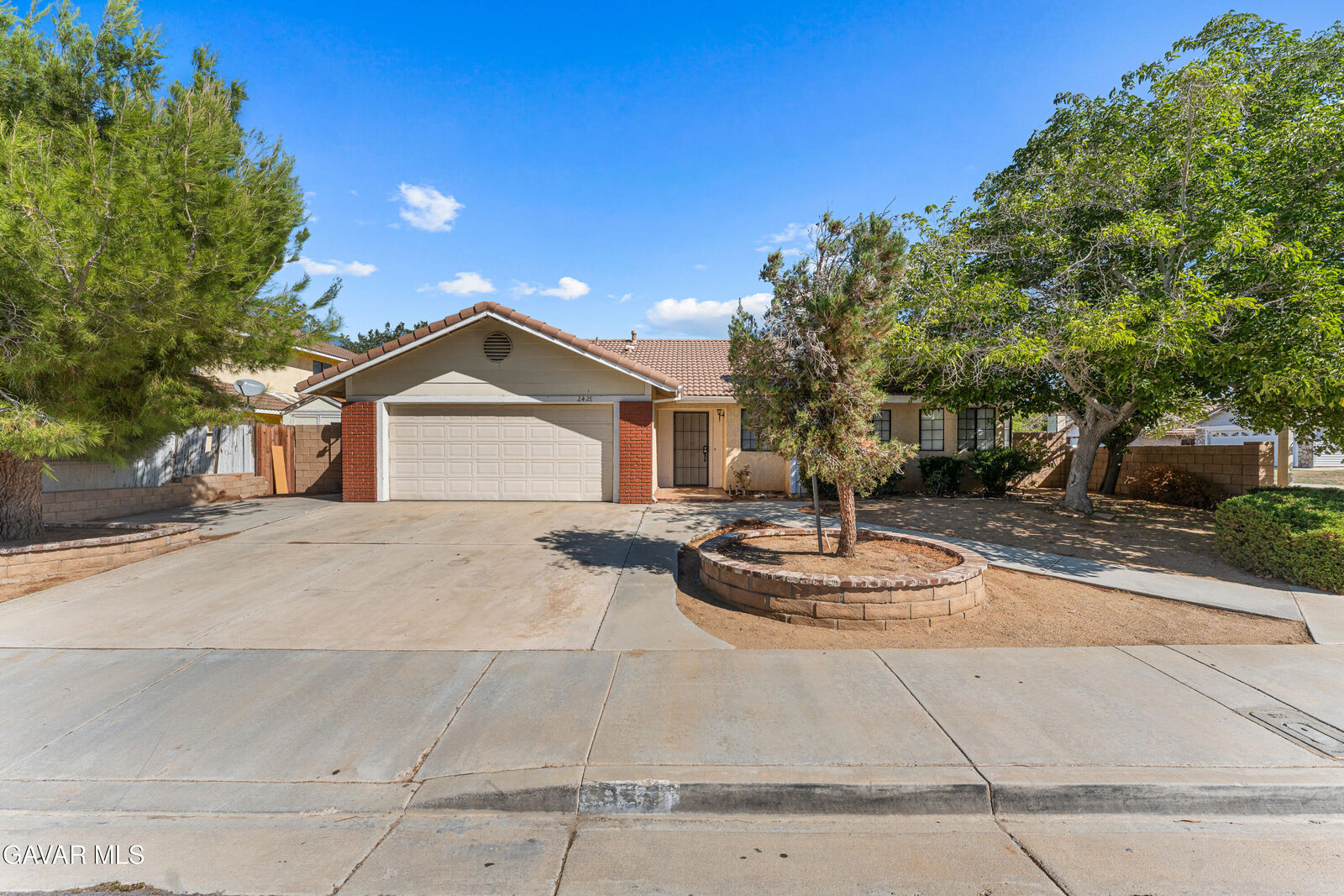 Property Photo: 2427 Oakcrest Avenue CA 93550