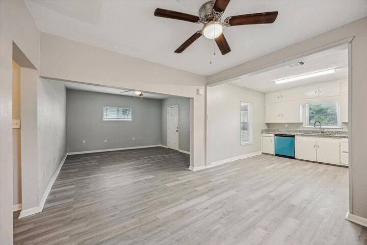 Property Photo: 710 E Magnolia Street TX 77515