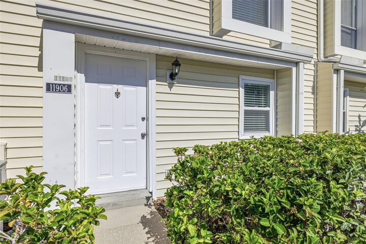 Property Photo:  11906 Cypress Hill Circle  FL 33626 