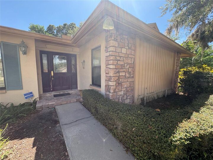 Property Photo:  862 Pinewood Terrace W  FL 34683 