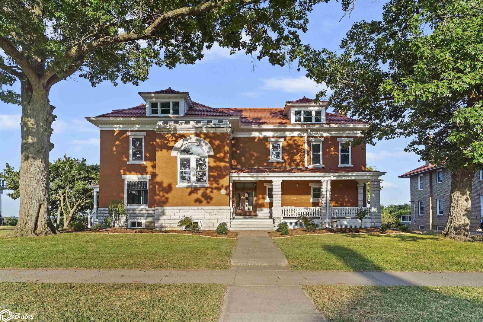 Property Photo: 729 Grand Avenue IA 52632