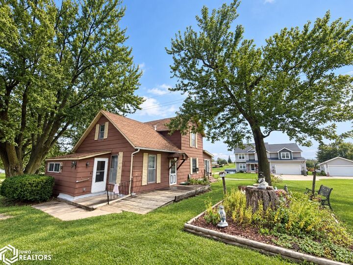 Property Photo:  916 Center Street  IA 52211 