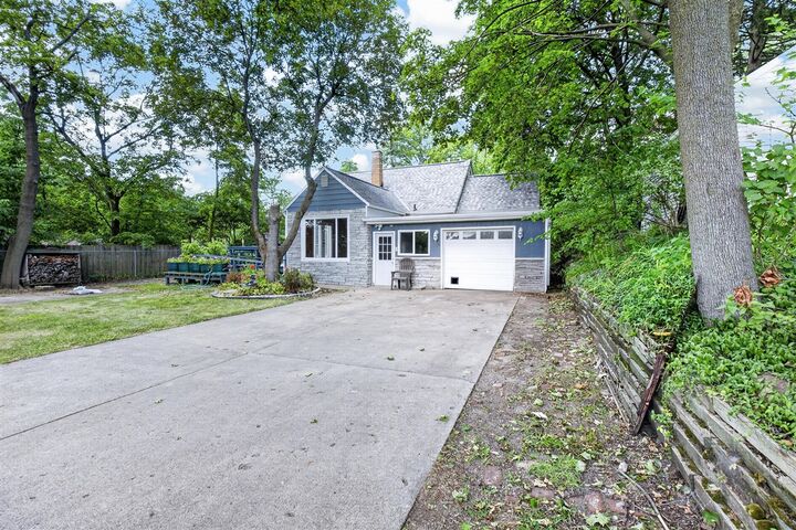 Property Photo:  1202 Pinehurst Boulevard  MI 49006 