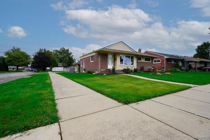 Property Photo:  12890 Hemingway  MI 48239 4602 
