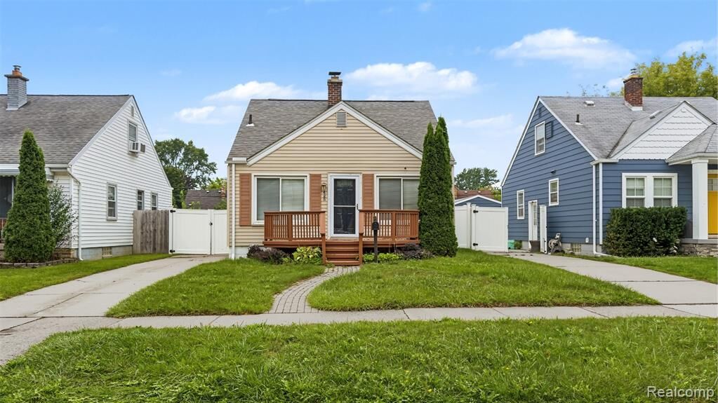 Property Photo:  425 N Minerva Avenue  MI 48067 2318 