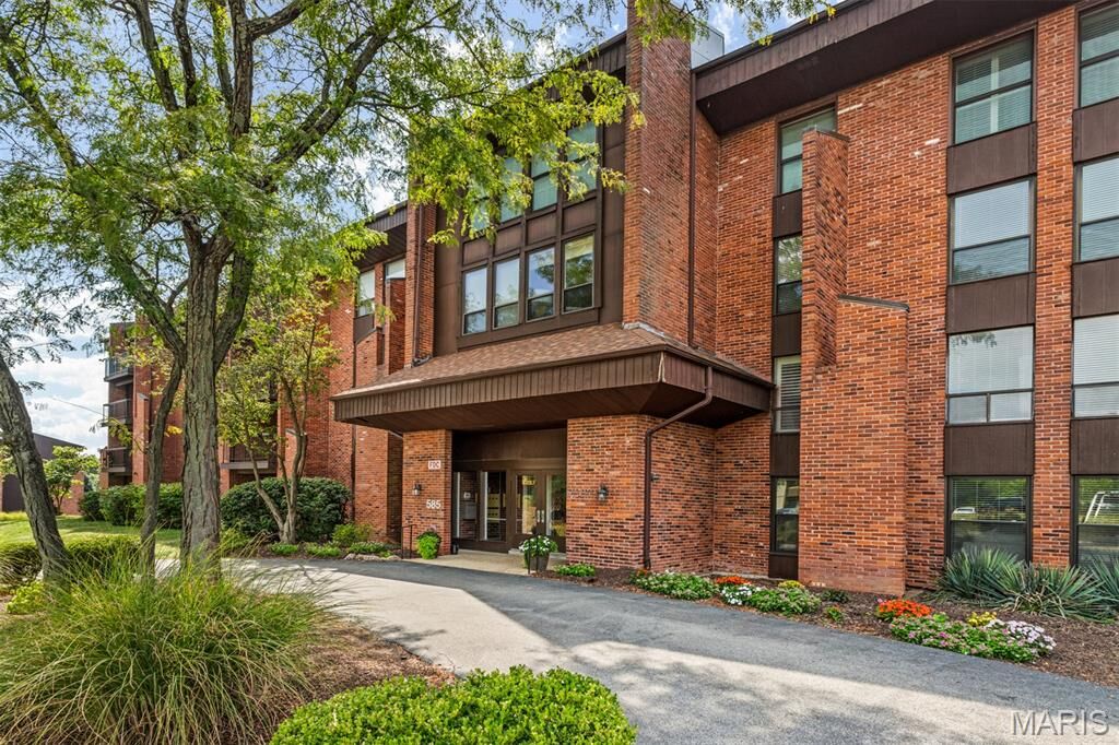 Property Photo: 585 Coeur De Royale Drive 306 MO 63141