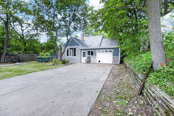 Property Photo:  1202 Pinehurst Boulevard  MI 49006 