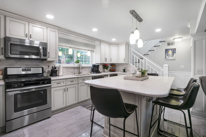 Property Photo: 2209 Kingston Road IL 60087