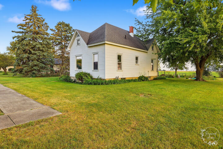 Property Photo:  104 E Cleveland Street  IL 60929 