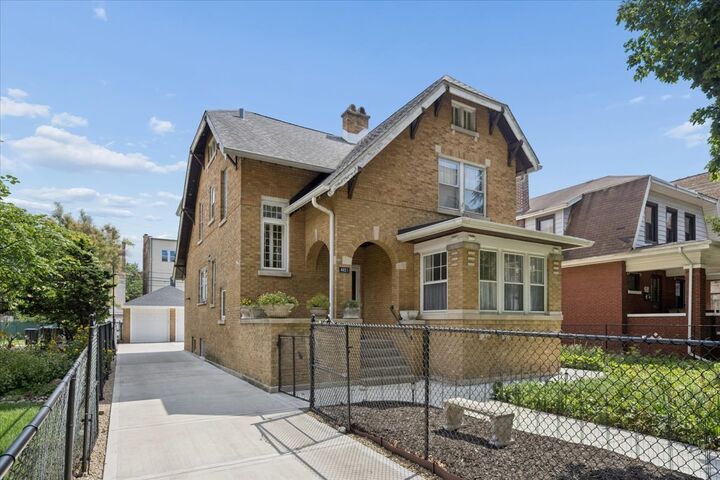 Property Photo: 4821 N Harding Avenue IL 60625