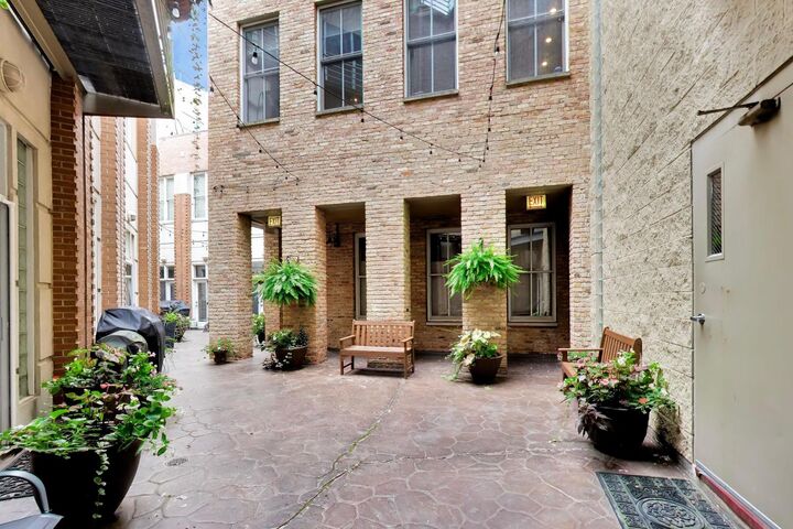 Property Photo:  1235 W George Street 106  IL 60657 