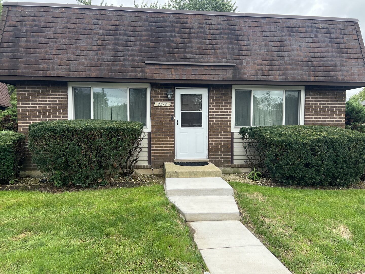 Property Photo: 2510 Berkshire Court 1 IL 60087