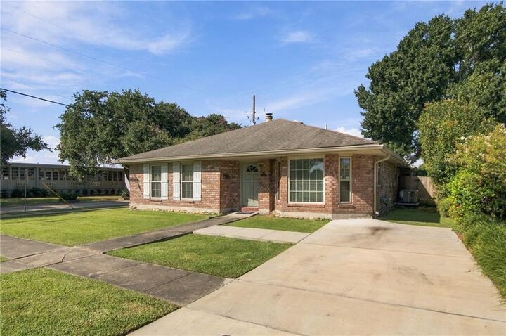 Property Photo: 3800 Napoli Drive LA 70002