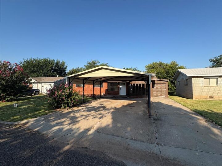 Property Photo:  2605 Queensbury Road  OK 73160 