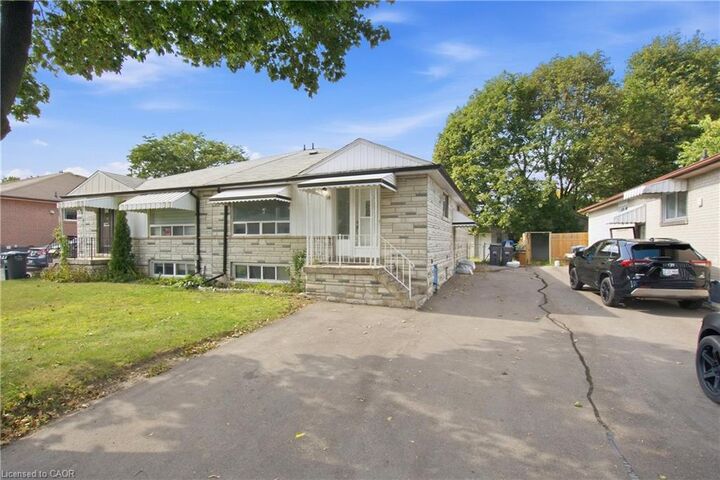 Property Photo: 14 Avondale Boulevard ON L6T 1H3
