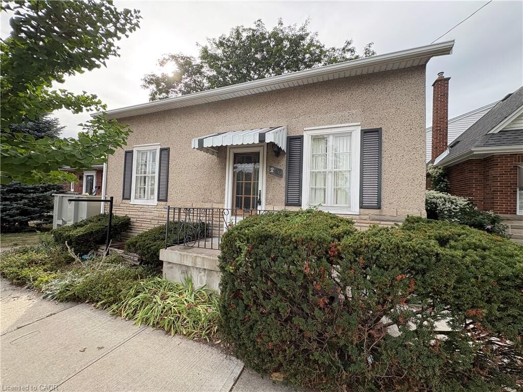 Property Photo:  206 Kenilworth Avenue S  ON L8K 2T4 