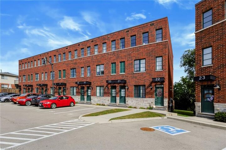 Property Photo:  290 Barton Street W 22  ON L8R 3P3 
