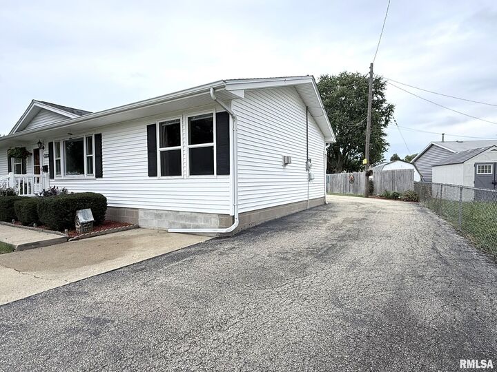 Property Photo: 1111 Parkview Road IL 61401