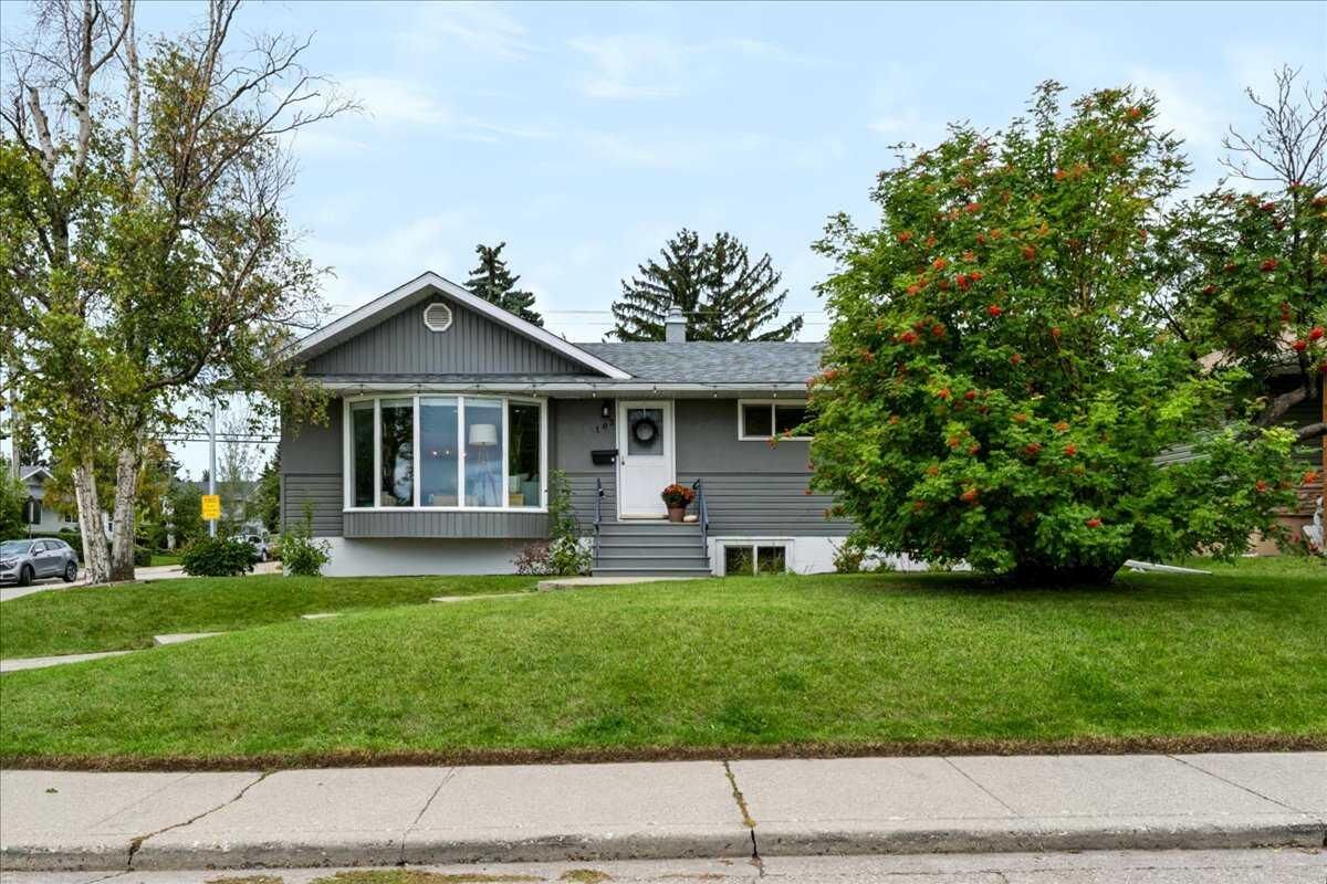 Property Photo:  103 Grafton Drive SW  AB T3E 4W4 