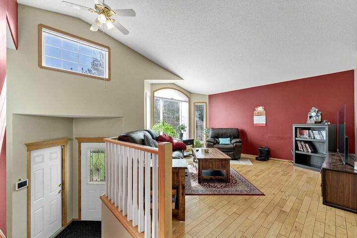 Property Photo:  460 Spruce Way SE  AB T1B 4L5 