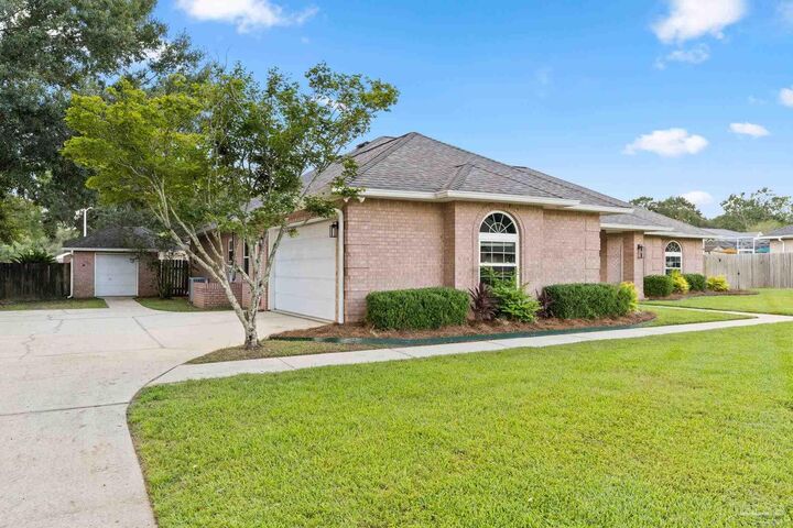 Property Photo: 1017 Bushwood Dr FL 32533