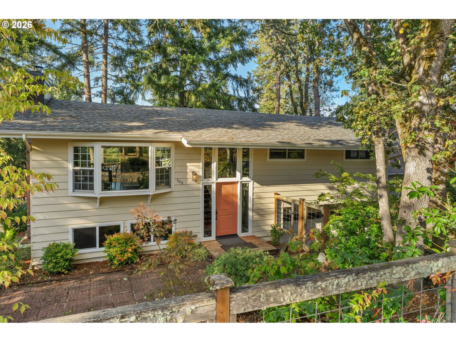 Property Photo: 105 W 35th Pl OR 97405