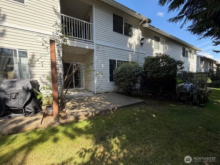 Property Photo:  15414  35th Avenue W 52  WA 98087 