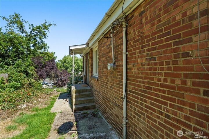 Property Photo:  125  Hayes Place SW 1 & 2  WA 98057 