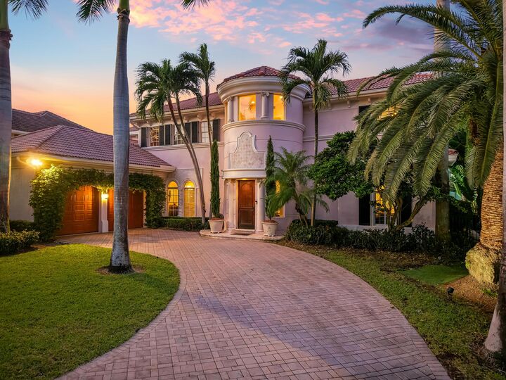 Property Photo: 961 Banyan Drive FL 33483