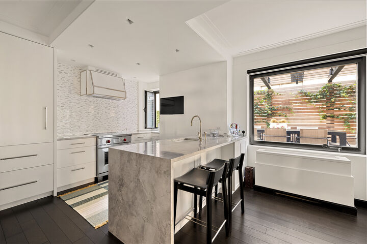 Property Photo:  8 E 83rd Street 11F  NY 10028 