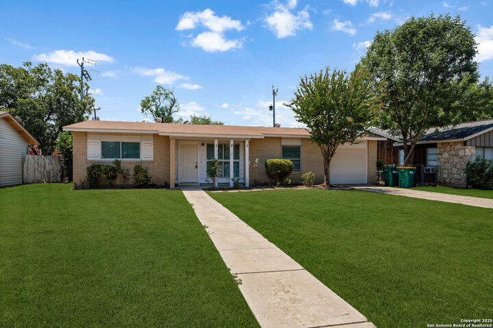 Property Photo: 121 Rosewood Dr TX 78148